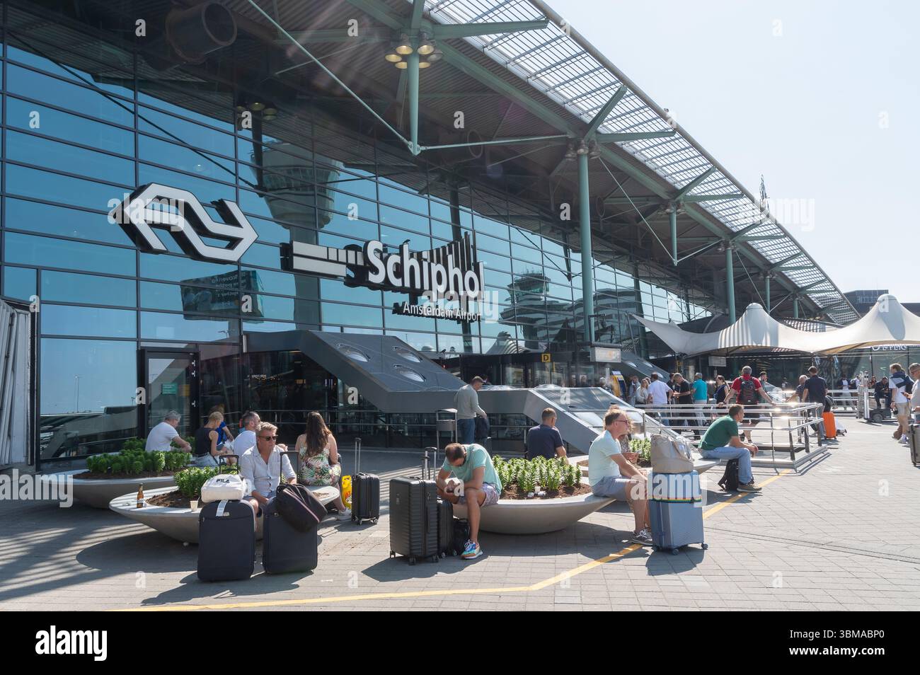 Amsterdam, Niederlande (21. Juni 2025) - moderner Flughafeneingang mit großer Glasfassade und Metallrahmen. Schild „Schiphol Amsterdam Airport“ Stockfoto