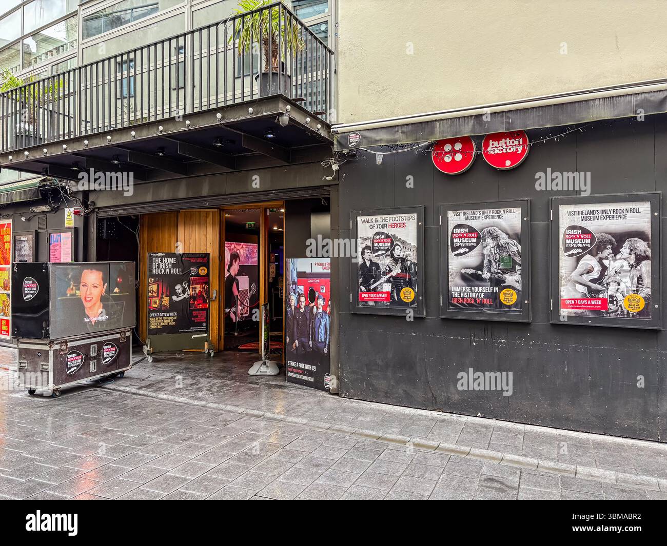 Irish Rock 'N' Roll Museum Erleben Sie die Eingangsfassade mit Plakaten für das Museum in Dublin, Irland. Stockfoto