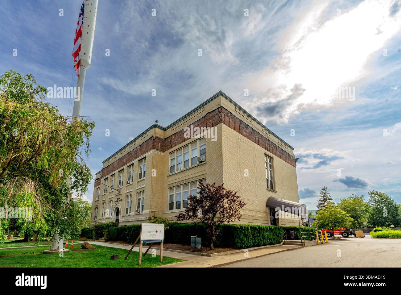 Suffern, NY - USA - 21. Juni 2025 Eine horizontale Dreiviertelansicht des aus Backsteinen bestehenden Suffern Municipal Building an der Washington Avenue, eingerahmt von einer gepflegten Hecke Stockfoto