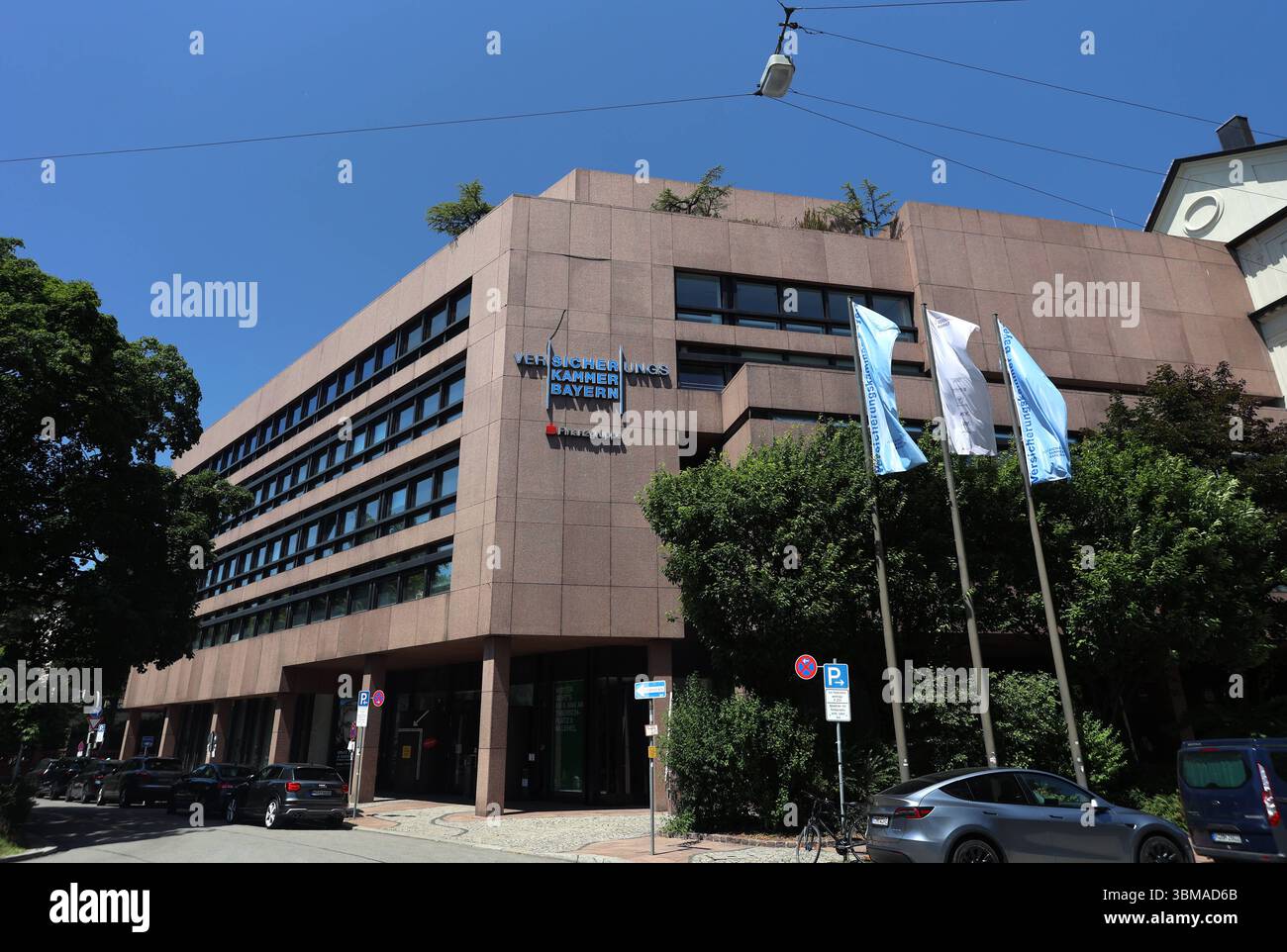 Ein Sommertag in der Landeshauptstadt München. Hier der Blick auf den Sitz der Verischerungskammer Bayern, Bayerische Versicherungskammer, Versicherung *** Ein Sommertag in der Landeshauptstadt München hier ist ein Blick auf den Sitz der Bayerischen Versicherungskammer, Versicherung Stockfoto