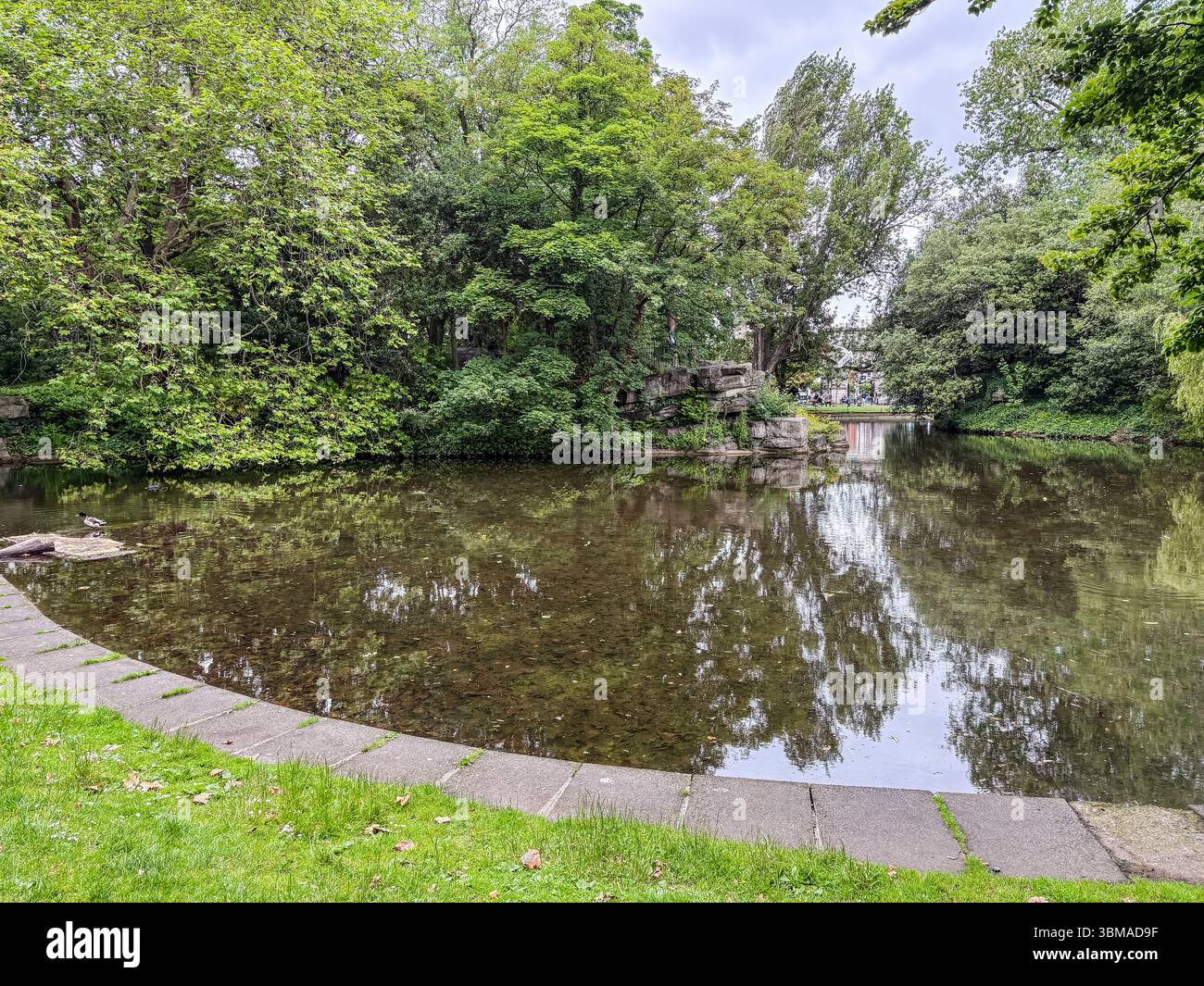 St Stephen’s Green ist ein wunderschön angelegter viktorianischer Park im Herzen von Dublin, Irland, der einen friedlichen Stadtraum bietet. Stockfoto
