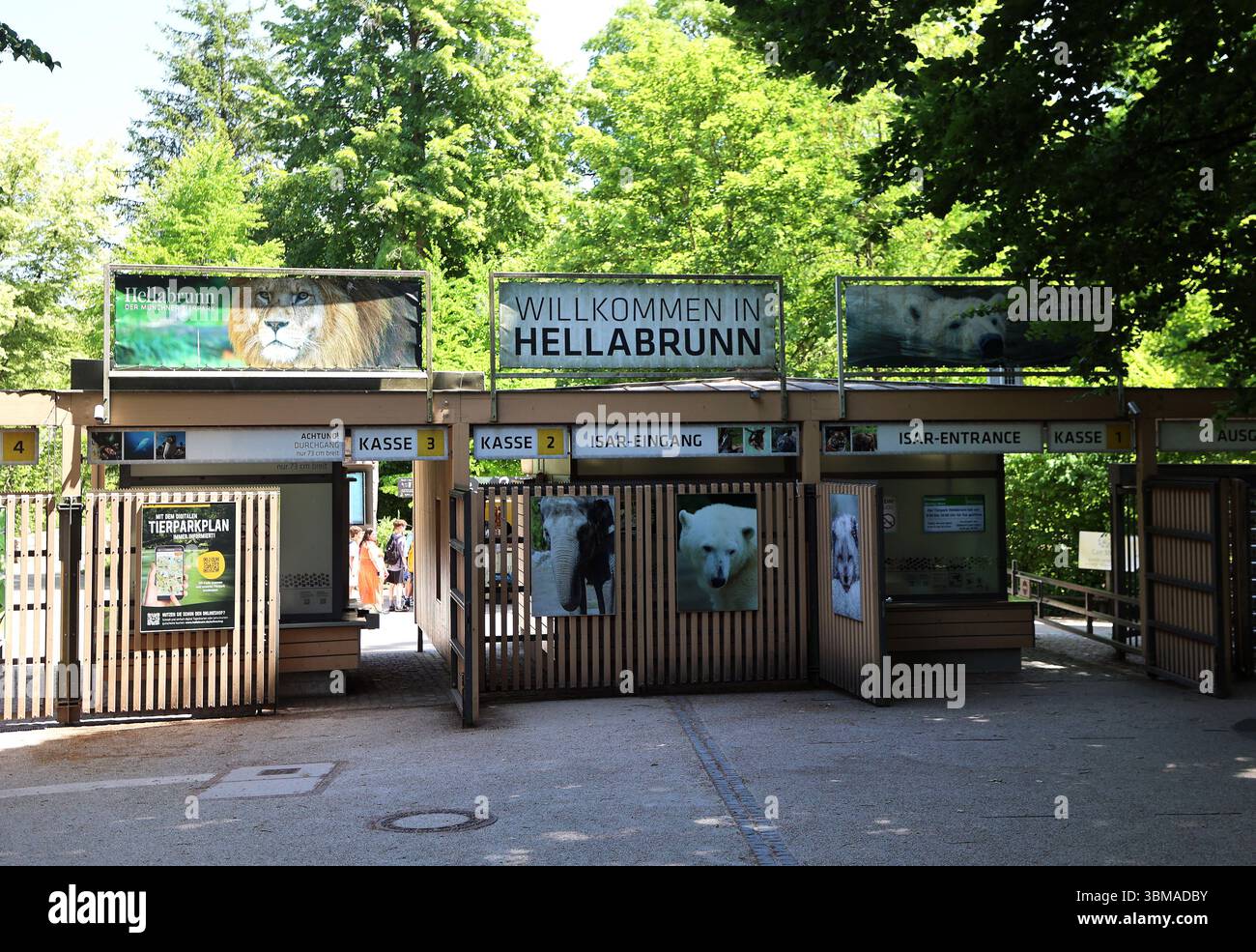 Ein Sommertag in der Landeshauptstadt München. Hier der Blick auf den Eingang vom Tierpark Hellabrunn, Zoo, Kasse, Haupteingang *** Ein Sommertag in der Landeshauptstadt München hier ist der Blick auf den Eingang zum Zoo Hellabrunn, Zoo, Ticketschalter, Haupteingang Stockfoto