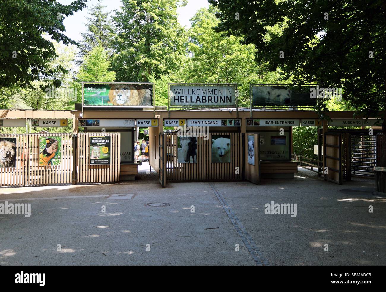 Ein Sommertag in der Landeshauptstadt München. Hier der Blick auf den Eingang vom Tierpark Hellabrunn, Zoo, Kasse, Haupteingang *** Ein Sommertag in der Landeshauptstadt München hier ist der Blick auf den Eingang zum Zoo Hellabrunn, Zoo, Ticketschalter, Haupteingang Stockfoto