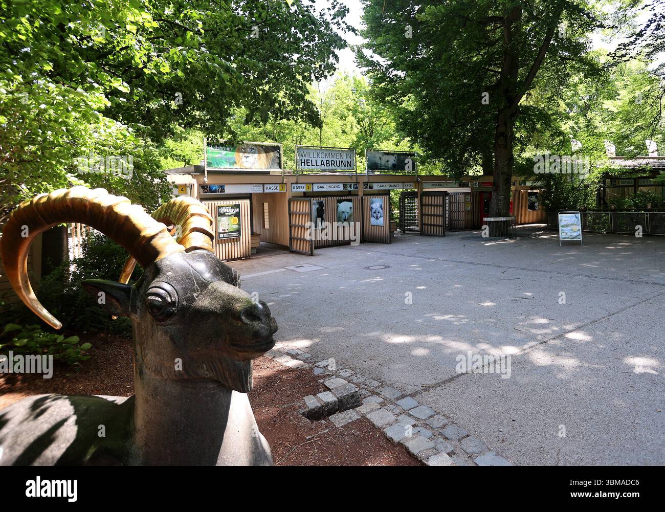 Ein Sommertag in der Landeshauptstadt München. Hier der Blick auf den Eingang vom Tierpark Hellabrunn, Zoo, Kasse, Haupteingang *** Ein Sommertag in der Landeshauptstadt München hier ist der Blick auf den Eingang zum Zoo Hellabrunn, Zoo, Ticketschalter, Haupteingang Stockfoto