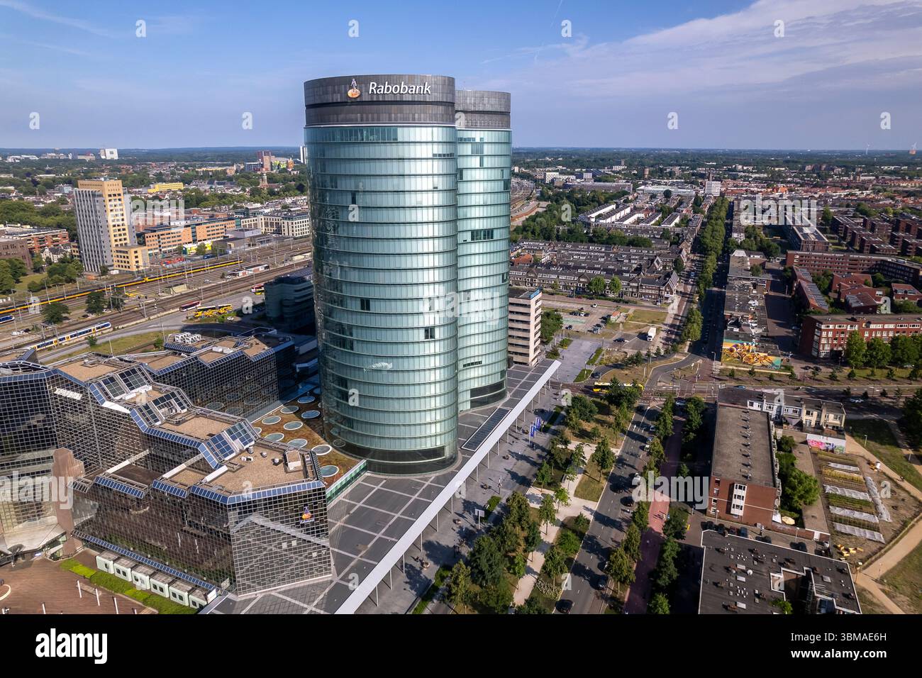 Bürogebäude aus der Luft, moderne zeitgenössische Architektur, Finanzinstitute, Investmentbank Rabobank mit zentraler Bahnhofsinfrastru Stockfoto