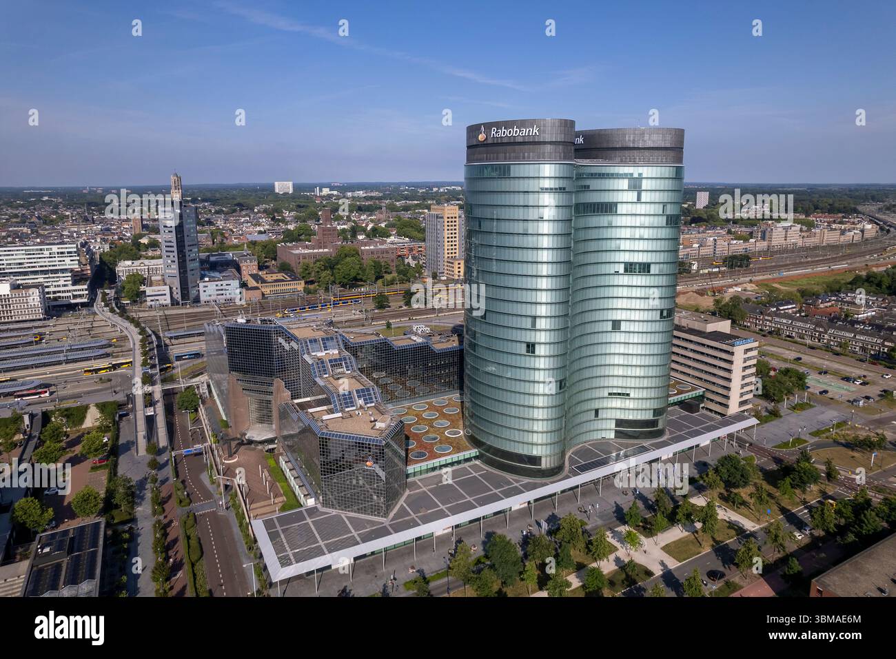 Bürogebäude aus der Luft, moderne zeitgenössische Architektur, Finanzinstitute, Investmentbank Rabobank mit zentraler Bahnhofsinfrastru Stockfoto