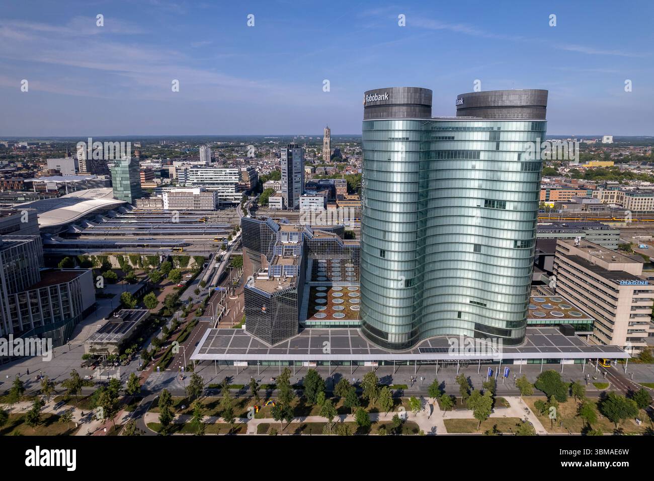 Bürogebäude aus der Luft, moderne zeitgenössische Architektur, Finanzinstitute, Investmentbank Rabobank mit zentraler Bahnhofsinfrastru Stockfoto