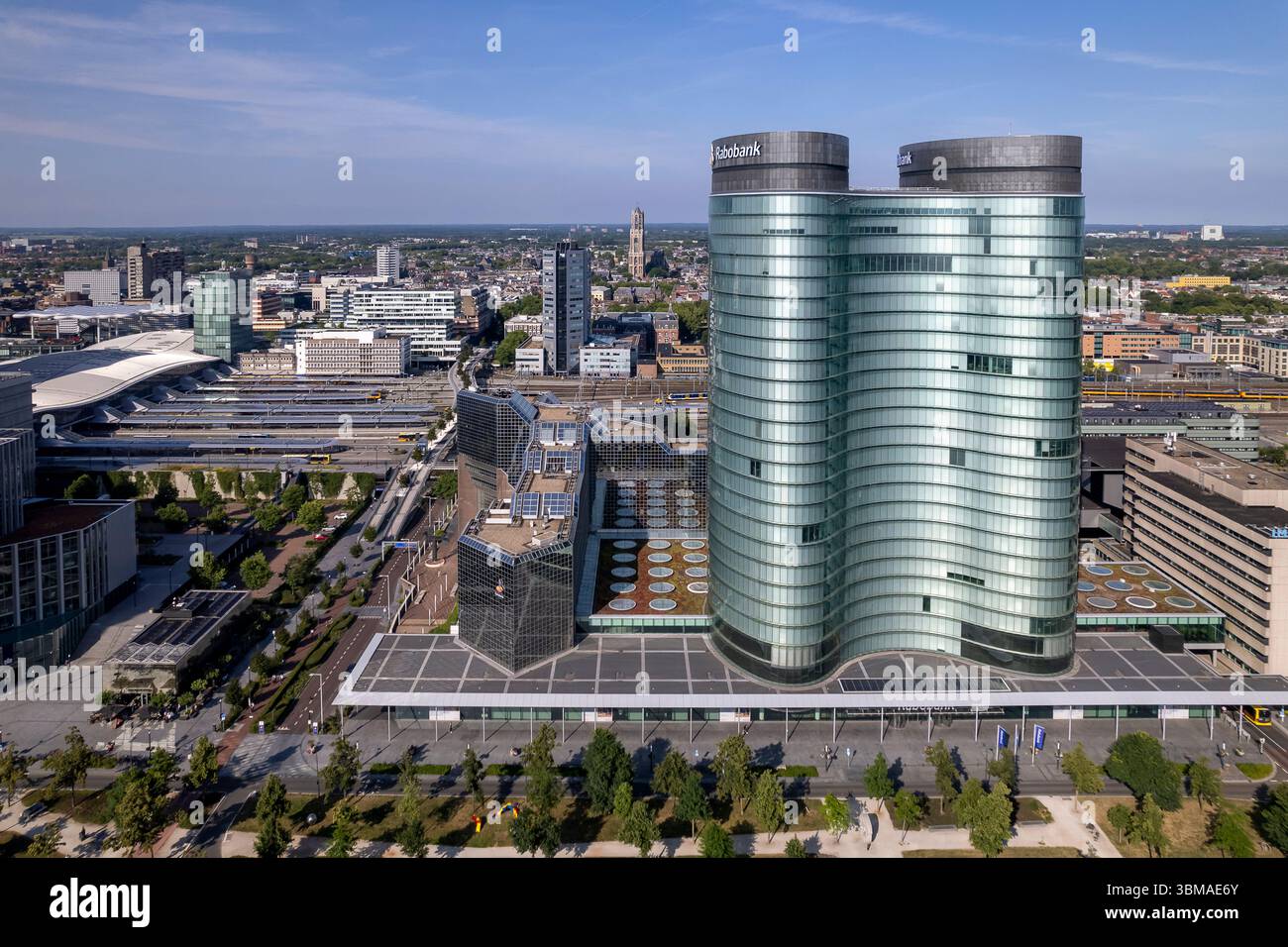 Bürogebäude aus der Luft, moderne zeitgenössische Architektur, Finanzinstitute, Investmentbank Rabobank mit zentraler Bahnhofsinfrastru Stockfoto
