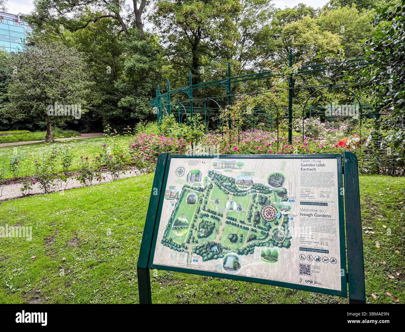 Iveagh Gardens ist ein wunderschön gestalteter viktorianischer Garten in Dublin. Dieser beschauliche, städtische Zufluchtsort, der als „versteckter Garten“ bekannt ist, bietet historische Elemen Stockfoto