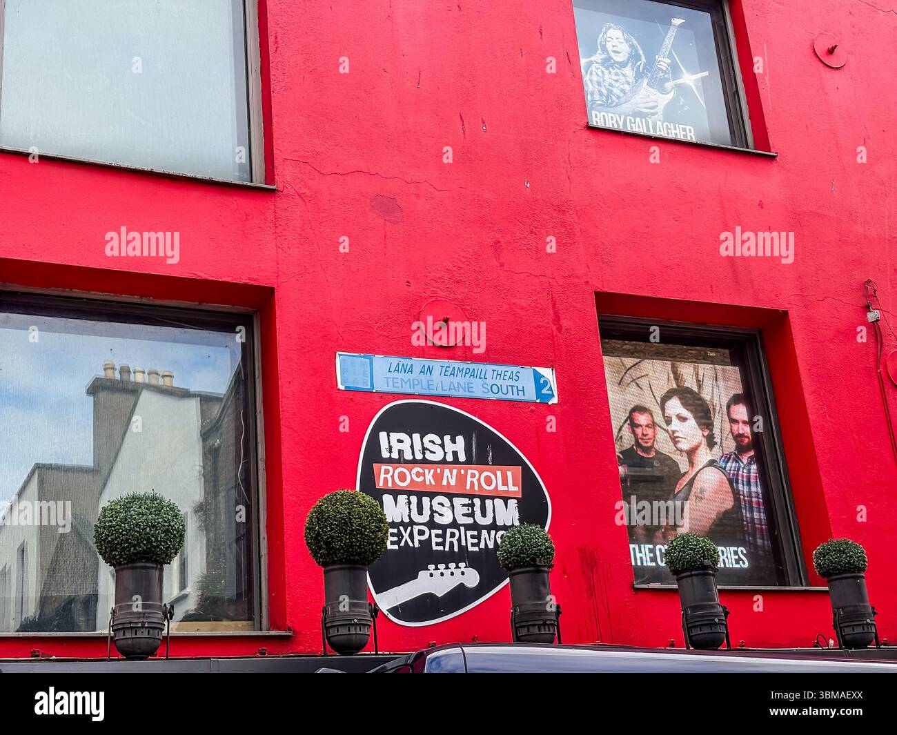 Irish Rock 'n' Roll Museum Experience, Dublin, Irland. Außenansicht der roten Gebäudefassade mit Fenstern mit Musikerplakaten und dem Tempel Stockfoto