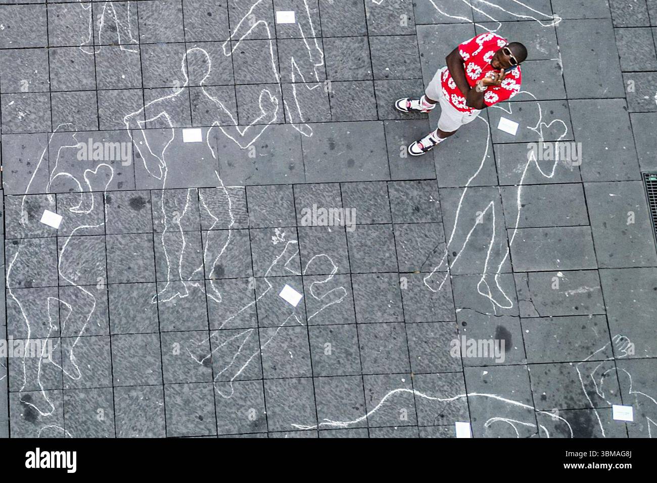 Weiße Silhouetten, die auf dem Bürgersteig der Piazza Dante in Neapel gezeichnet wurden, um an die über 200 Journalisten zu erinnern, die während der israelischen Militäroffensive im Gazastreifen starben. Es ist der Flash-Mob, der vom Free Assange-Netzwerk ein Jahr nach der Freilassung des australischen Journalisten und Gründers von WikiLeaks inszeniert wird. „Wir möchten die Menschen daran erinnern, dass es heute noch zu viele Journalisten gibt, die die Wahrheit nicht sagen können. Stockfoto