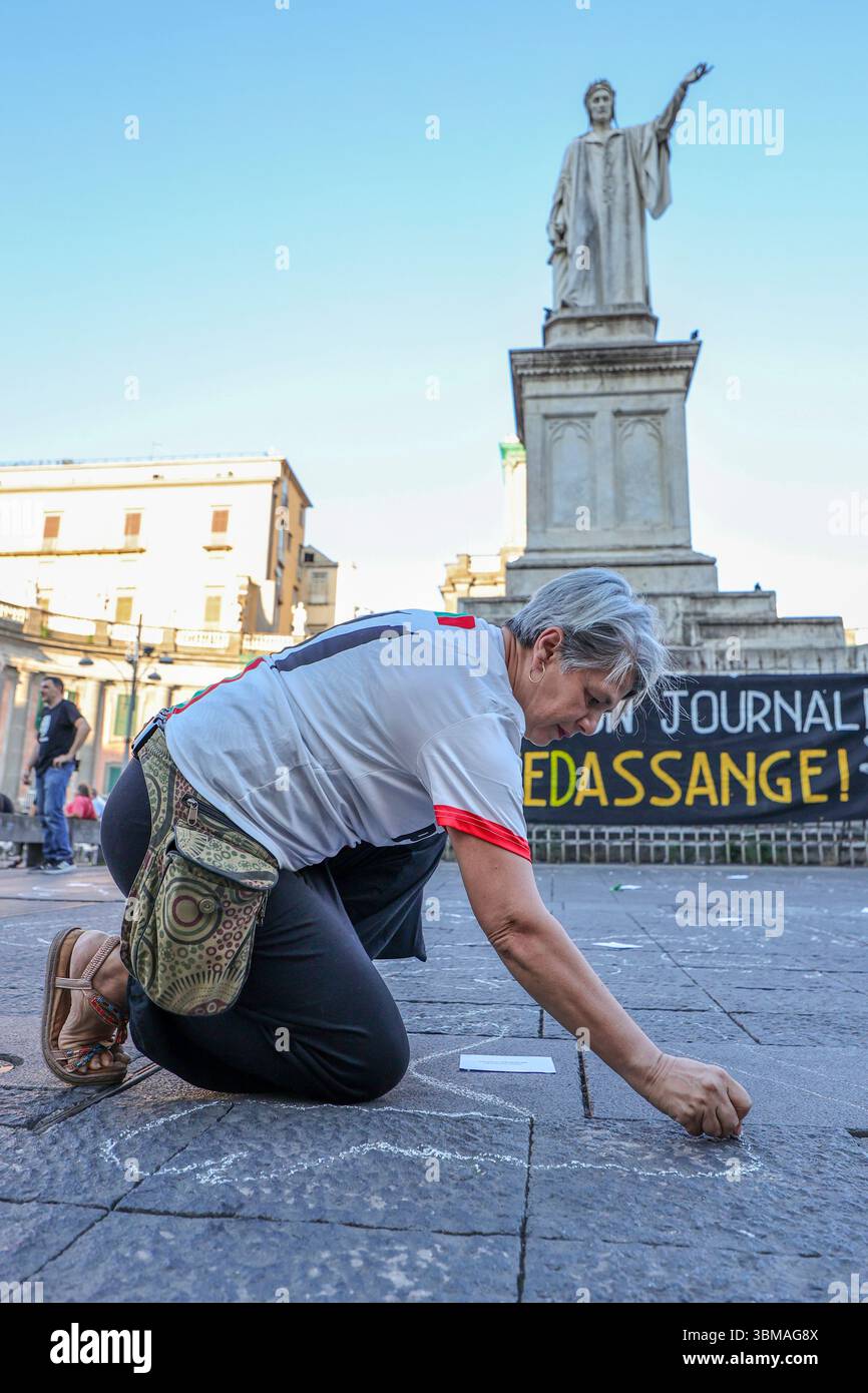 Weiße Silhouetten, die auf dem Bürgersteig der Piazza Dante in Neapel gezeichnet wurden, um an die über 200 Journalisten zu erinnern, die während der israelischen Militäroffensive im Gazastreifen starben. Es ist der Flash-Mob, der vom Free Assange-Netzwerk ein Jahr nach der Freilassung des australischen Journalisten und Gründers von WikiLeaks inszeniert wird. „Wir möchten die Menschen daran erinnern, dass es heute noch zu viele Journalisten gibt, die die Wahrheit nicht sagen können. Stockfoto