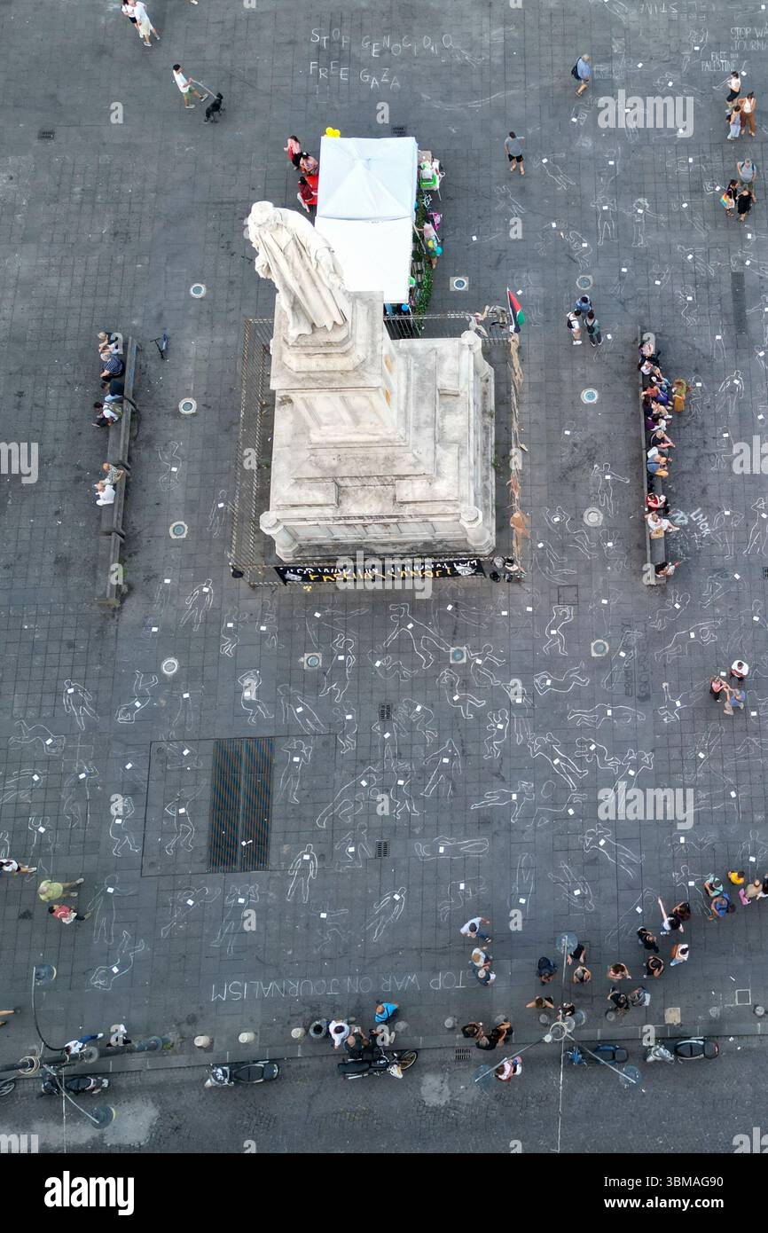 Weiße Silhouetten, die auf dem Bürgersteig der Piazza Dante in Neapel gezeichnet wurden, um an die über 200 Journalisten zu erinnern, die während der israelischen Militäroffensive im Gazastreifen starben. Es ist der Flash-Mob, der vom Free Assange-Netzwerk ein Jahr nach der Freilassung des australischen Journalisten und Gründers von WikiLeaks inszeniert wird. „Wir möchten die Menschen daran erinnern, dass es heute noch zu viele Journalisten gibt, die die Wahrheit nicht sagen können. Stockfoto
