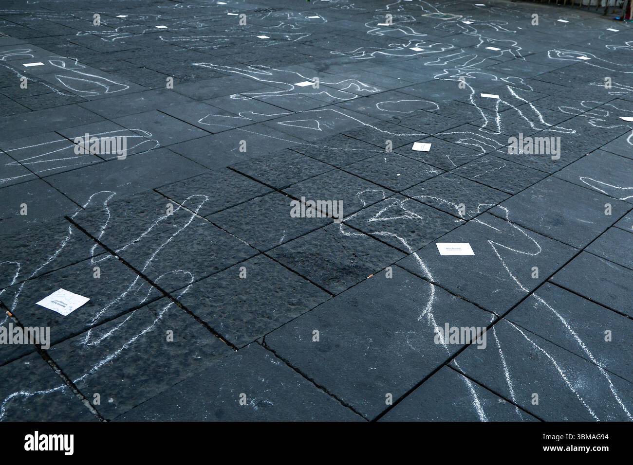 Weiße Silhouetten, die auf dem Bürgersteig der Piazza Dante in Neapel gezeichnet wurden, um an die über 200 Journalisten zu erinnern, die während der israelischen Militäroffensive im Gazastreifen starben. Es ist der Flash-Mob, der vom Free Assange-Netzwerk ein Jahr nach der Freilassung des australischen Journalisten und Gründers von WikiLeaks inszeniert wird. „Wir möchten die Menschen daran erinnern, dass es heute noch zu viele Journalisten gibt, die die Wahrheit nicht sagen können. Stockfoto