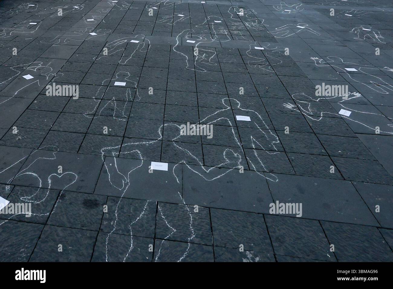 Weiße Silhouetten, die auf dem Bürgersteig der Piazza Dante in Neapel gezeichnet wurden, um an die über 200 Journalisten zu erinnern, die während der israelischen Militäroffensive im Gazastreifen starben. Es ist der Flash-Mob, der vom Free Assange-Netzwerk ein Jahr nach der Freilassung des australischen Journalisten und Gründers von WikiLeaks inszeniert wird. „Wir möchten die Menschen daran erinnern, dass es heute noch zu viele Journalisten gibt, die die Wahrheit nicht sagen können. Stockfoto