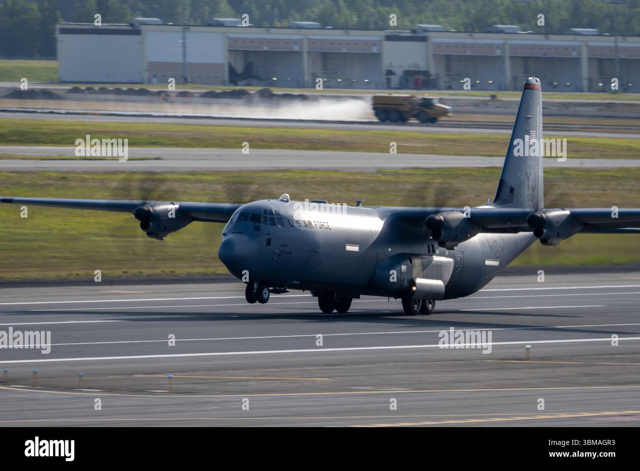 Ein C-130J Super Hercules der US Air Force, der 36th Airlift Squadron, Yokota Air Base, Japan, zugewiesen ist, startet während der Übung von der Fluglinie Stockfoto