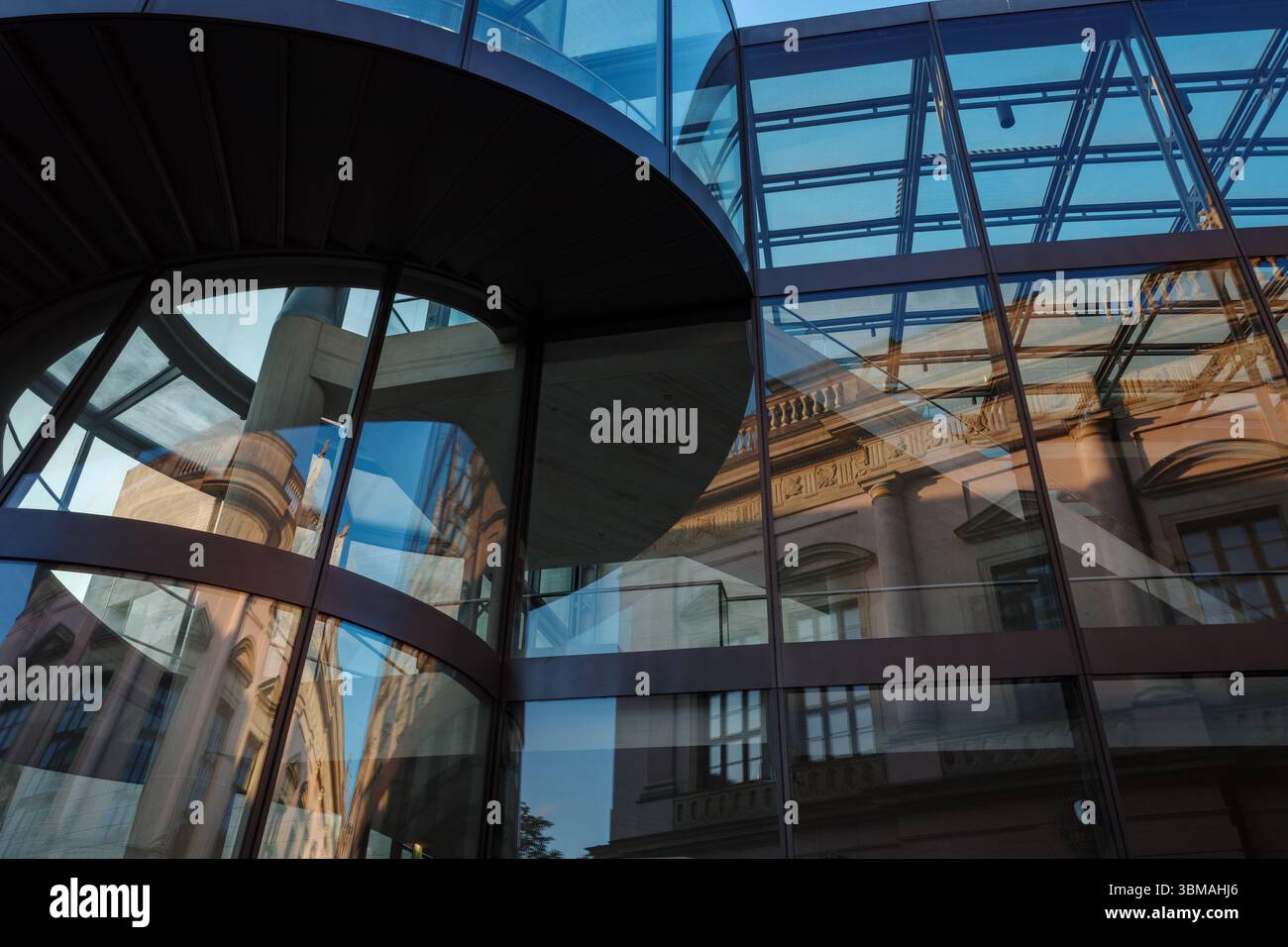 Reflexion in der Glasfassade des Deutschen Historischen Museums in Berlin. Stockfoto