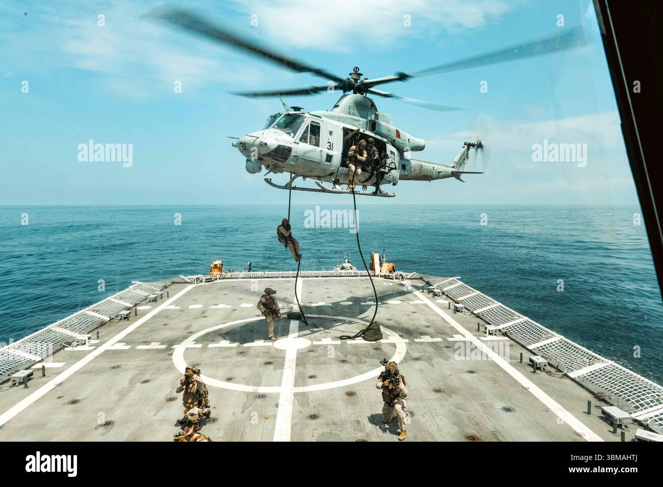 Mitglieder der 22. Marine Expeditionary Unit und der Küstenwache Marine Security Response Team East führen an Bord der USA eine Ausbildung zum Einsetzen von Hubschraubern durch Stockfoto