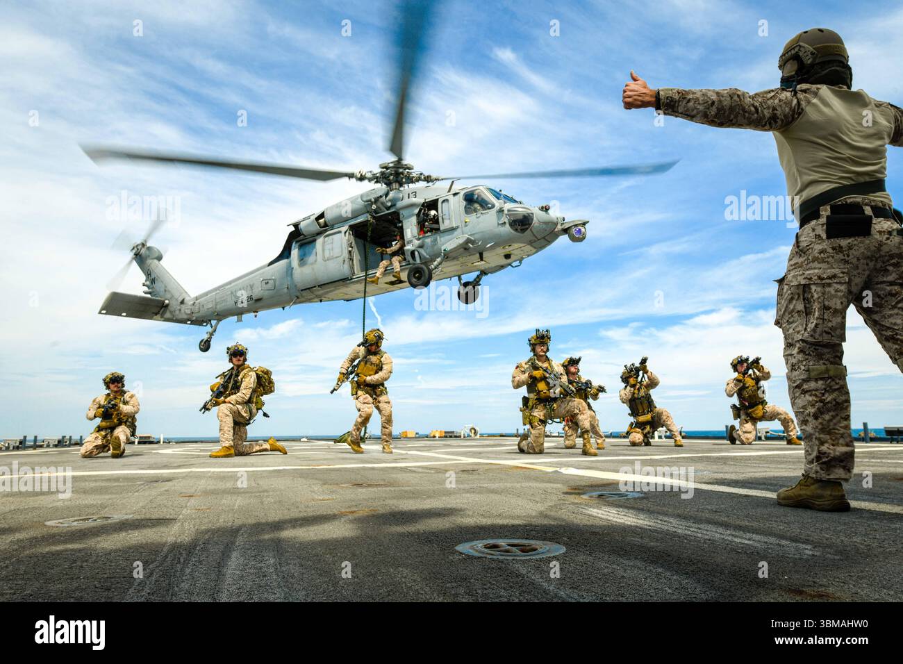Mitglieder der 22. Marine Expeditionary Unit und der Küstenwache Marine Security Response Team East führen an Bord der USA eine Ausbildung zum Einsetzen von Hubschraubern durch Stockfoto