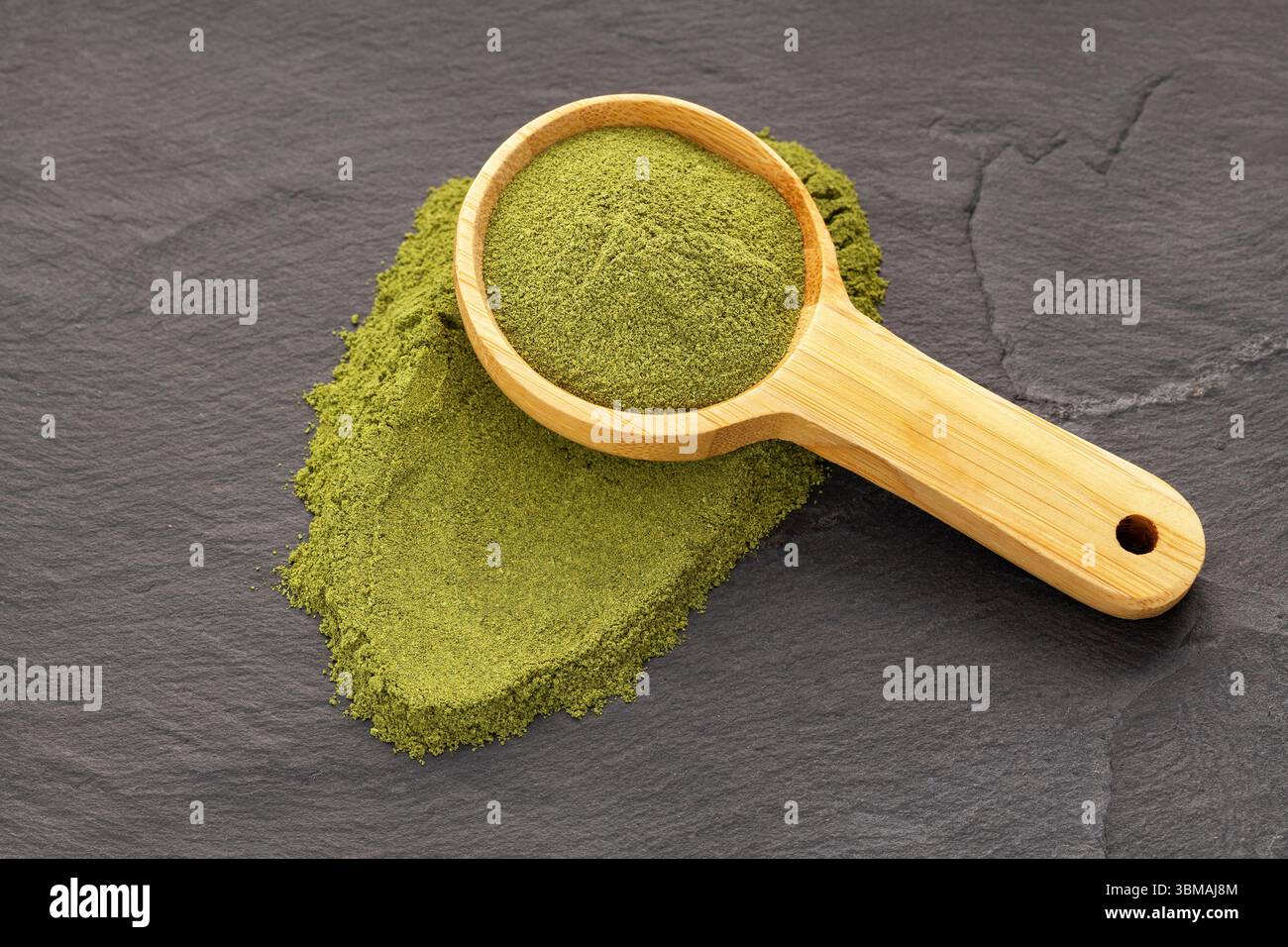 Natürliches Moringa-Pulver im Löffel - Moringa oleifera Stockfoto
