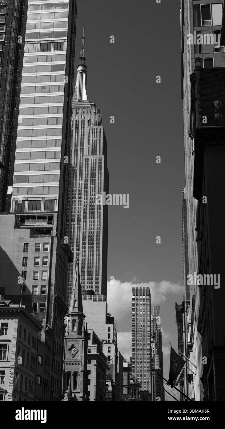 Aus nächster Nähe sehen Sie das Empire State Building und die Skyline von New York an einem wunderschönen Tag mit blauem Himmel Stockfoto