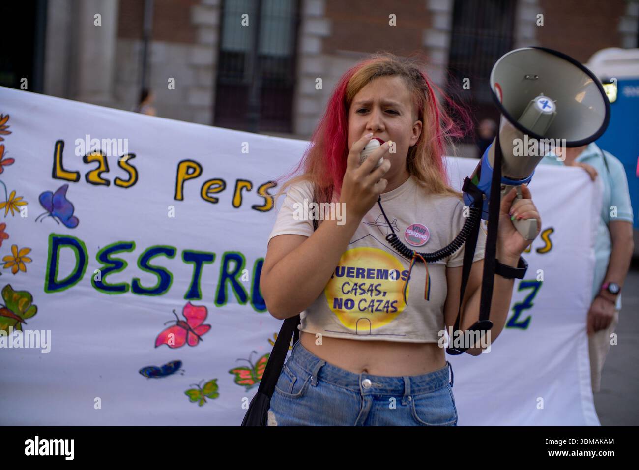 Madrid, Spanien. Juni 2025. Ein Demonstrant benutzt während der Demonstration ein Megaphon. Eine Demonstration gegen den NATO-Pakt und erhöhte Militärausgaben wurde von Insumisas contra el Rearme Madrid (Ununtergeordnete gegen die Wiederbewaffnung Madrids) organisiert und Proteste gegen den Angriff der USA auf den Iran, eine eindeutige Verletzung des Völkerrechts. Quelle: SOPA Images Limited/Alamy Live News Stockfoto