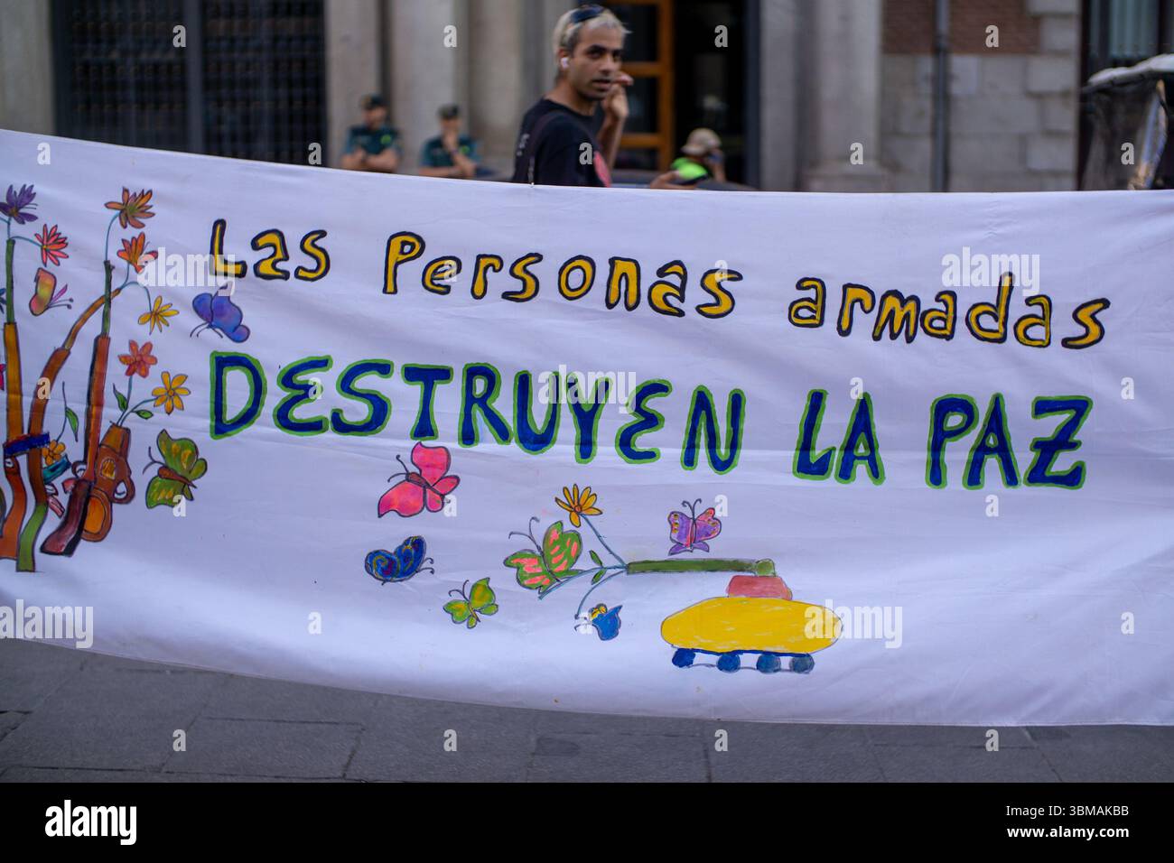 Madrid, Spanien. Juni 2025. Ein Banner mit Anti-NATO-Botschaften, die während der Demonstration zu sehen waren. Eine Demonstration gegen den NATO-Pakt und erhöhte Militärausgaben wurde von Insumisas contra el Rearme Madrid (Ununtergeordnete gegen die Wiederbewaffnung Madrids) organisiert und Proteste gegen den Angriff der USA auf den Iran, eine eindeutige Verletzung des Völkerrechts. Quelle: SOPA Images Limited/Alamy Live News Stockfoto
