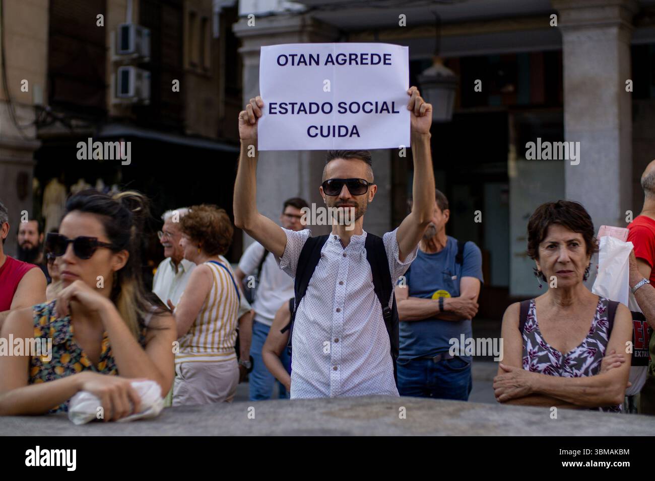 Madrid, Spanien. Juni 2025. Ein Mann hält während der Demonstration ein Plakat. Eine Demonstration gegen den NATO-Pakt und erhöhte Militärausgaben wurde von Insumisas contra el Rearme Madrid (Ununtergeordnete gegen die Wiederbewaffnung Madrids) organisiert und Proteste gegen den Angriff der USA auf den Iran, eine eindeutige Verletzung des Völkerrechts. Quelle: SOPA Images Limited/Alamy Live News Stockfoto