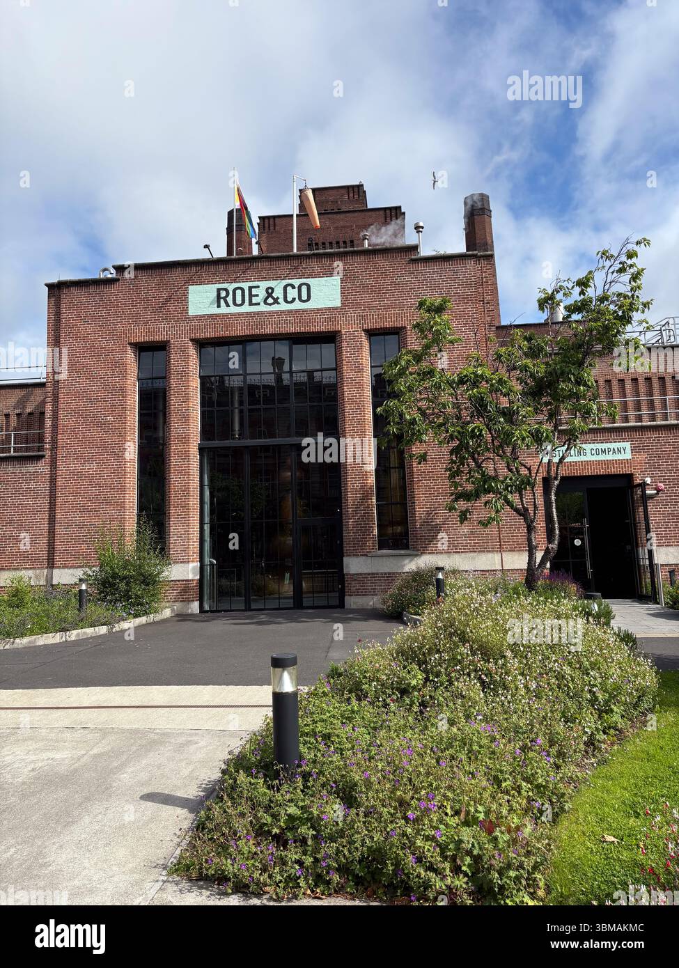 Roe & Co Distillery, ein modernes Whiskey-Destillerie-Gebäude in Dublin, Irland. Beliebte Besucherattraktion mit Whiskey-Touren und -Erlebnissen. Stockfoto