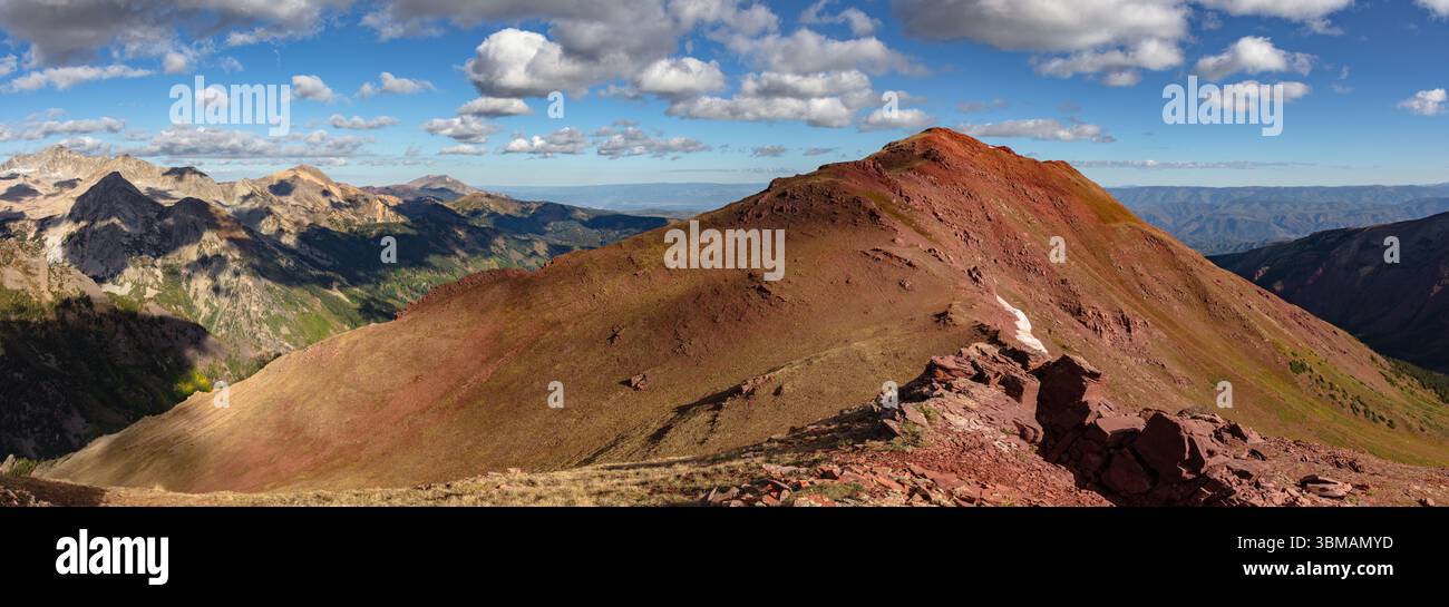 Dieses farbenfrohe Panorama der Elk Range zeigt den Colorado 13er Willoughby Mountain mit seinen leuchtenden Rottönen. Stockfoto