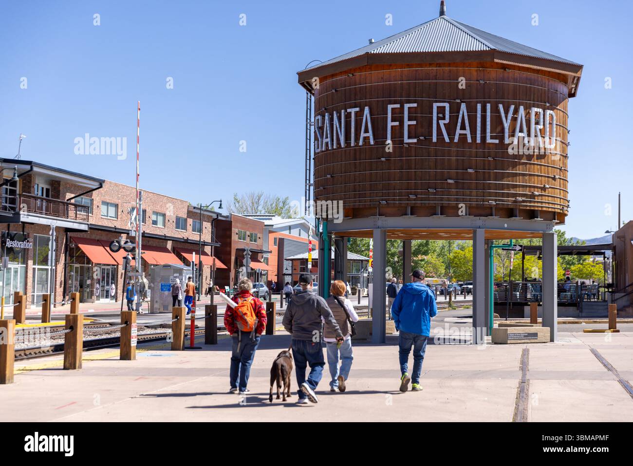 Santa Fe ist die Hauptstadt von New Mexico und zieht Besucher aus aller Welt an, die die pulsierende Kunstkultur, Museen, Geschäfte und adobe-Architektur bewundern Stockfoto