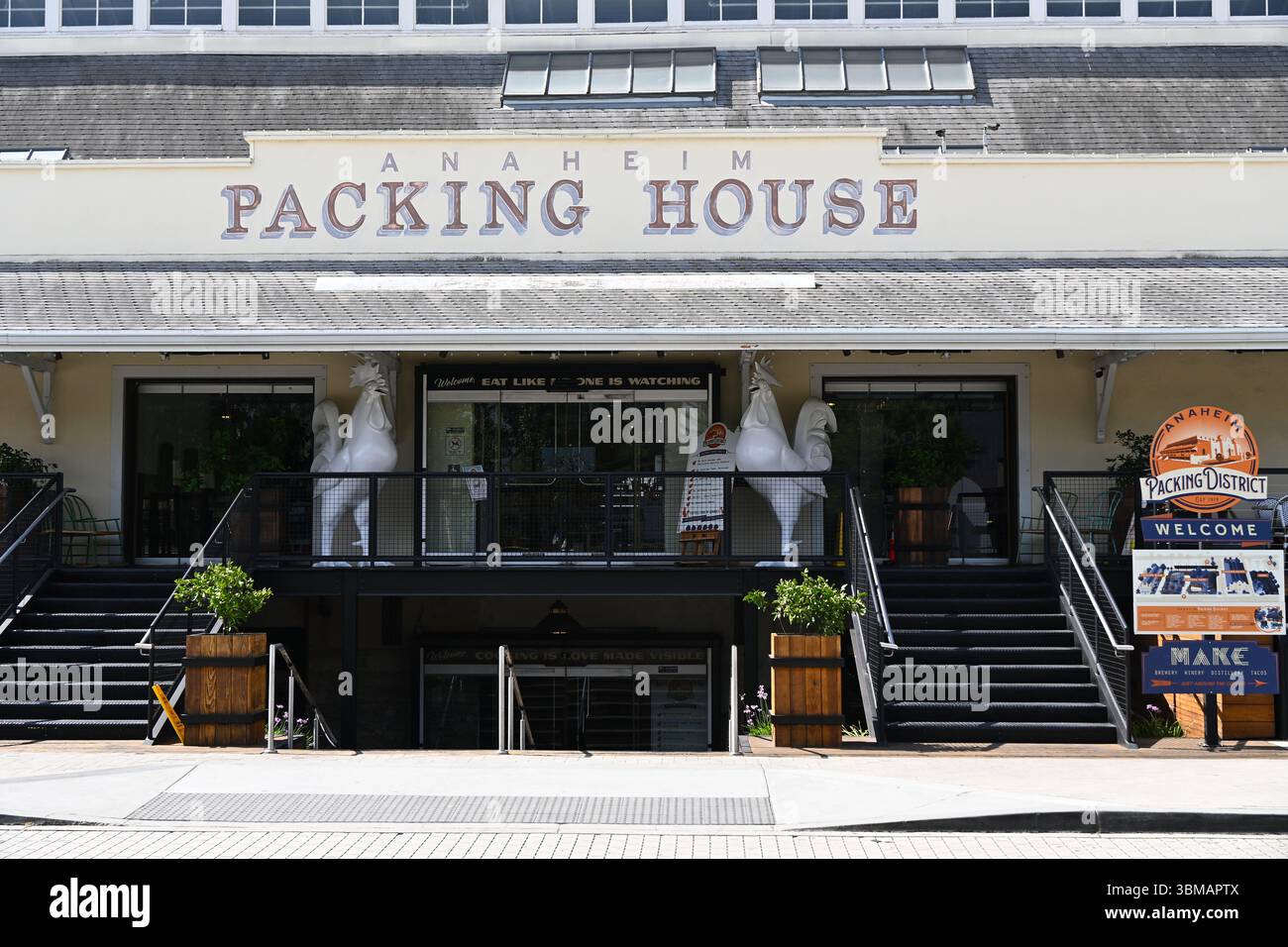 ANAHEIM, KALIFORNIEN - 23. JUNI 2025: The Packing House ist ein Gourmet-Food-Court mit lokalen Händlern und Bars in einem ehemaligen Zitruspackhaus aus dem Jahr 1919. Stockfoto