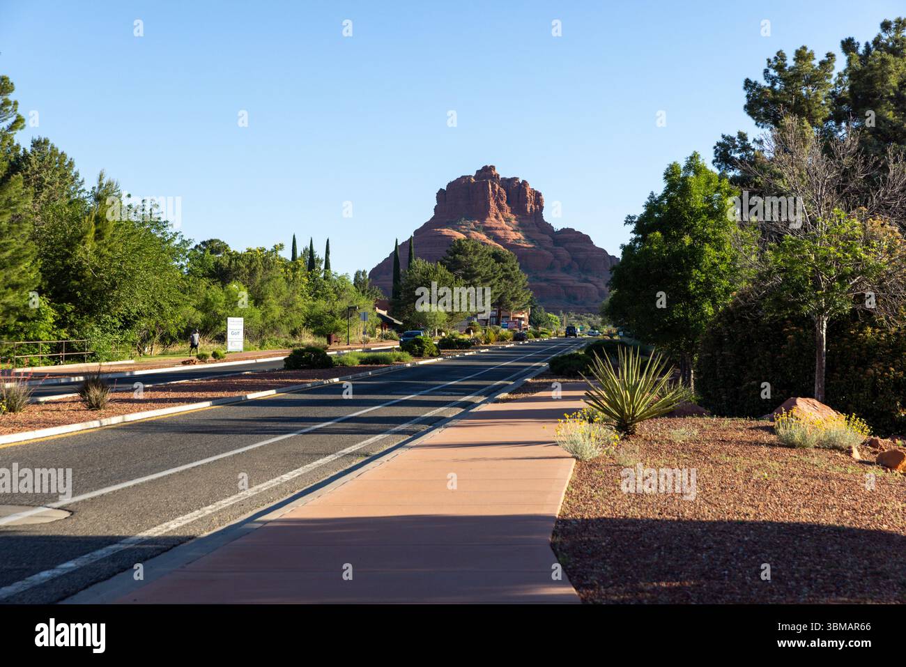 Sedona, Arizona, ist ein beliebtes Reiseziel für Wanderer und Outdoor-Enthusiasten, die von den roten Felswänden, Wanderungen durch steile Felswände und bea angezogen werden Stockfoto