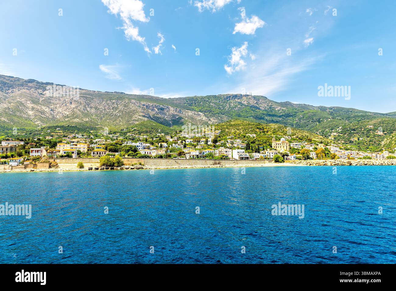 Agios Kirykos Hafen Hafenpanorama am Ufer des Ikarischen Meeres und der Kirche auf Ikaria, Griechenland Insel mit blauer Zone der griechischen Langlebigkeit von der Fähre Stockfoto