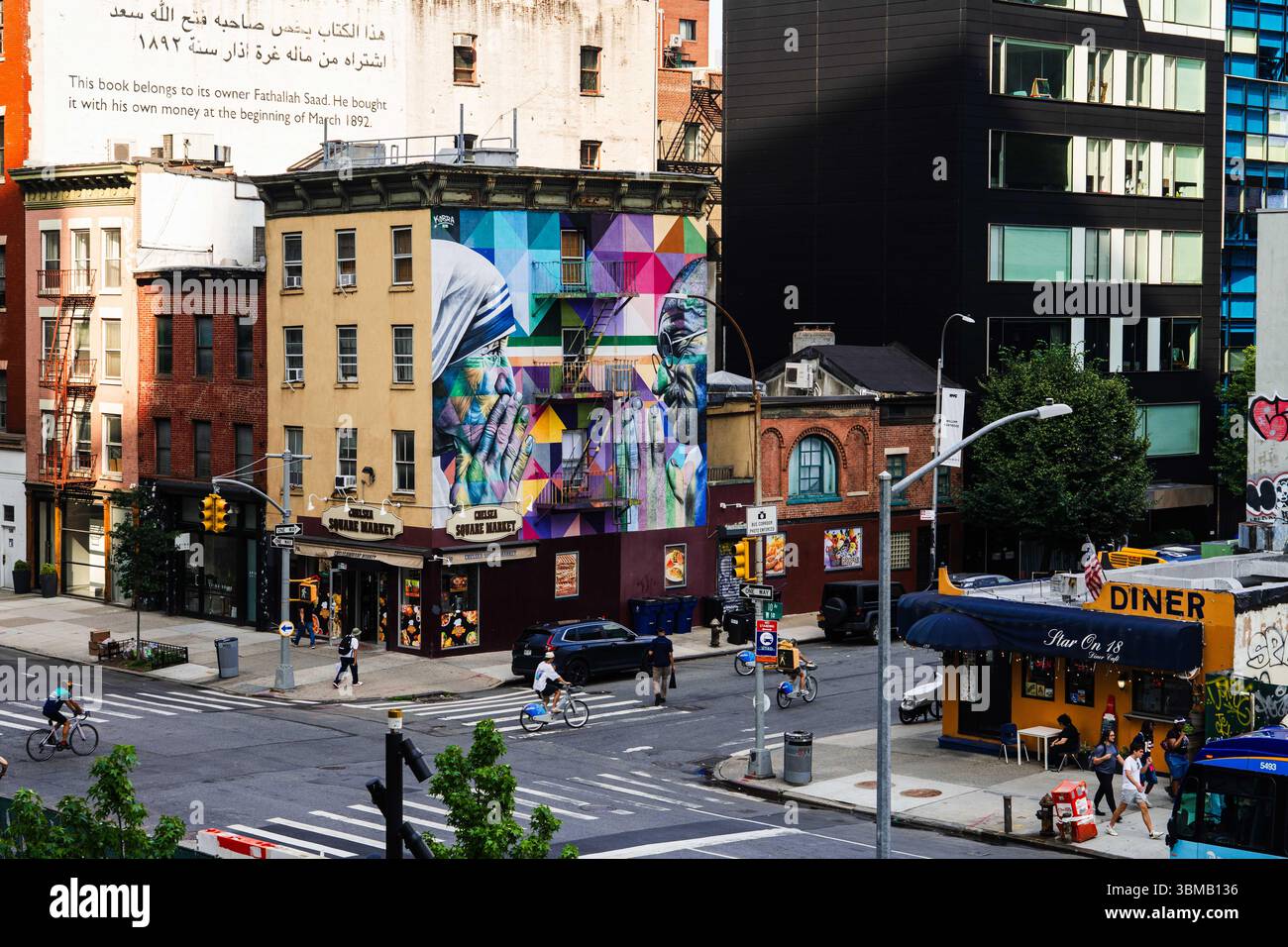 New York City, USA, 22. Juni 2025: Blick auf die Straße von New York City und den Wolkenkratzer voller Touristen und Einheimischer. Stockfoto
