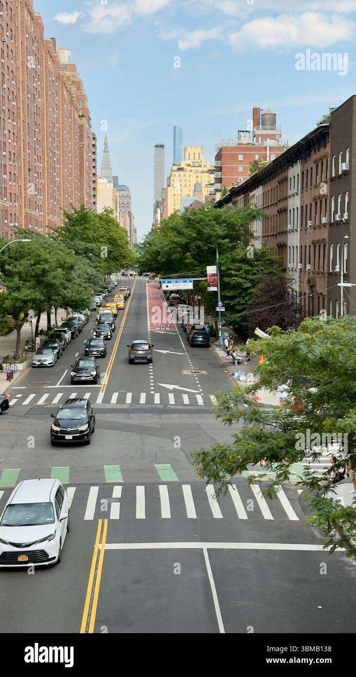 New York City, USA, 22. Juni 2025: Blick auf die Straße von New York City und den Wolkenkratzer voller Touristen und Einheimischer. Stockfoto