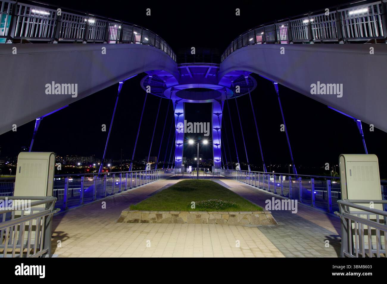 Sejong City, Südkorea - 12. Juni 2025: Nächtlicher Blick unter dem zentralen Observatorium der Geumgang Fußgängerbrücke, mit blauer Beleuchtung Stockfoto