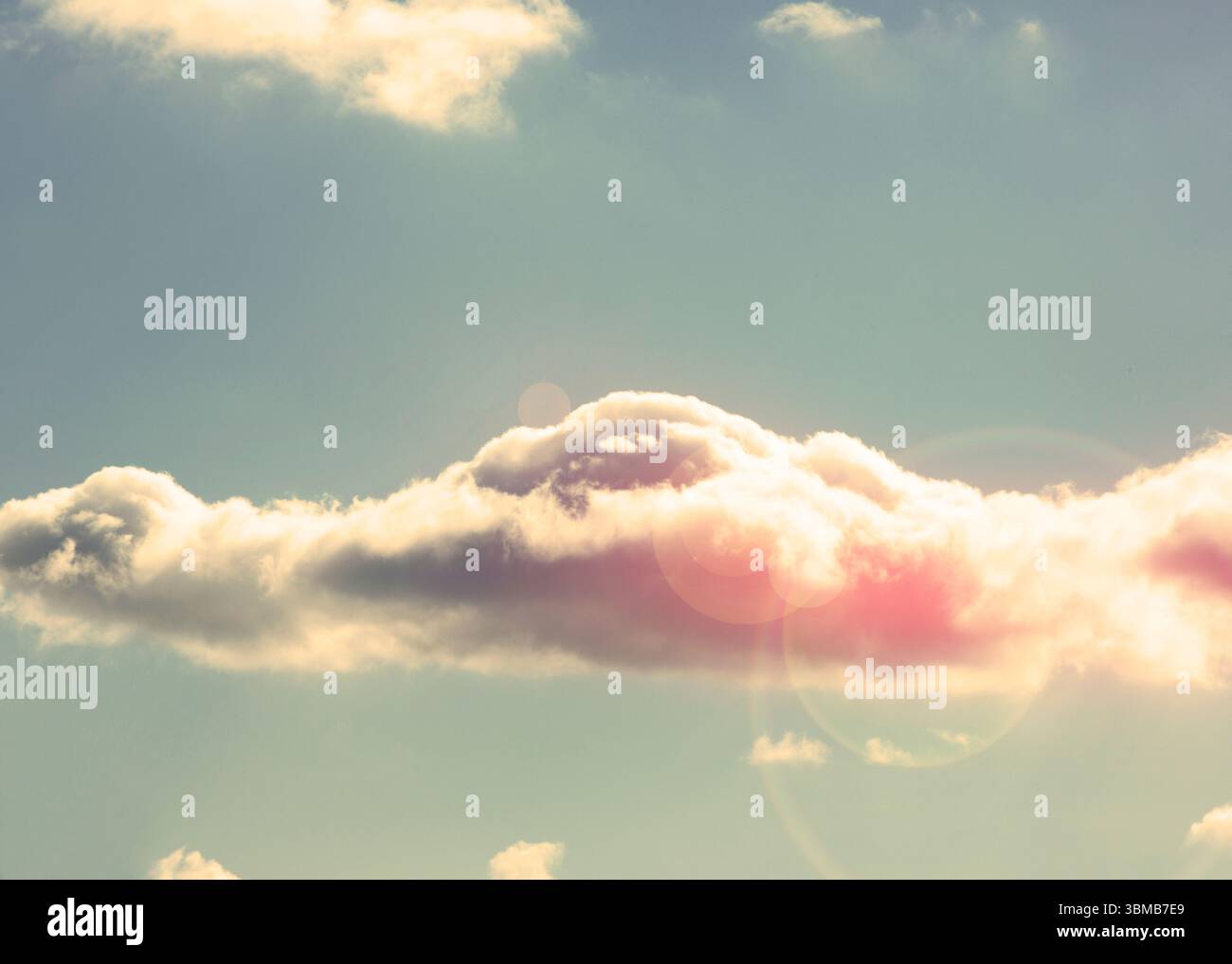 Hellblauer Himmel mit Wolke Stockfoto