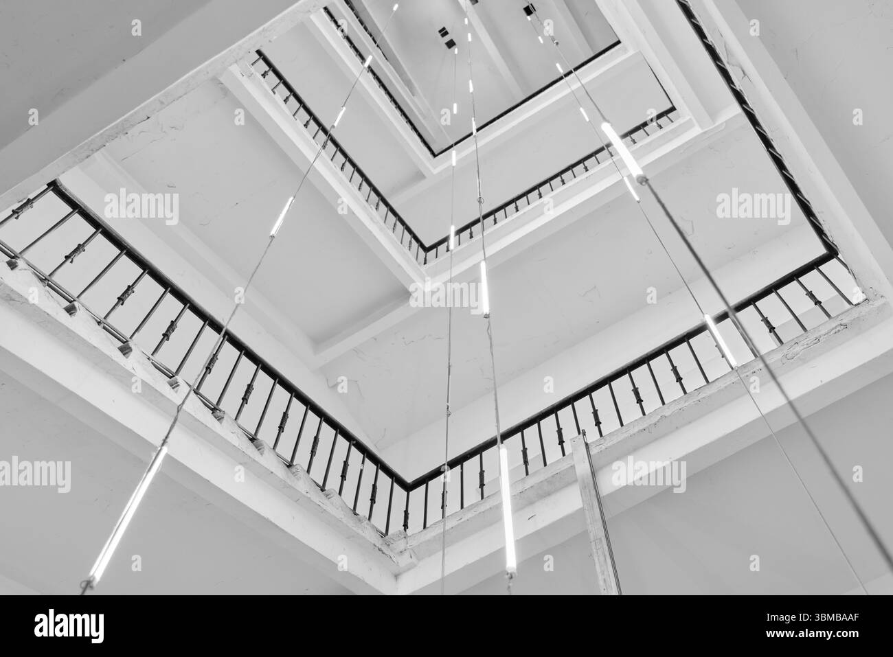 Entdecken Sie modernes Architekturdesign mit einzigartiger Treppe und atemberaubenden Beleuchtungselementen Stockfoto
