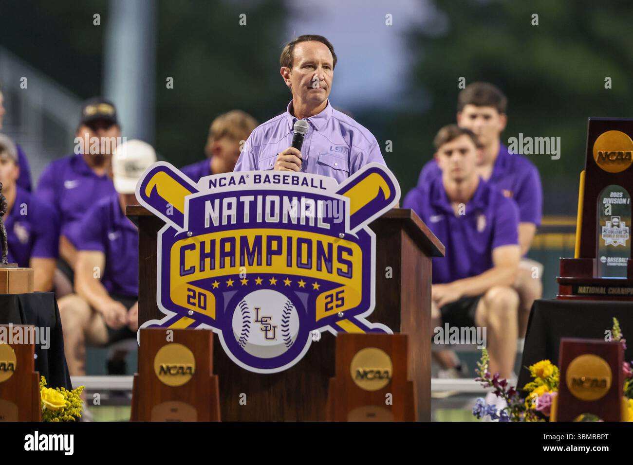 Baton Rouge, LA, USA. Juni 2025. Der Gouverneur von Louisiana, Jeff Landry, spricht während der LSU Baseball National Championship 2025 im Alex Box Stadium, Skip Bertman Field in Baton Rouge, LA, mit der Menge. Jonathan Mailhes/CSM/Alamy Live News Stockfoto