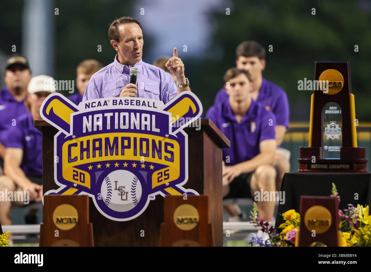 Baton Rouge, LA, USA. Juni 2025. Der Gouverneur von Louisiana, Jeff Landry, spricht während der LSU Baseball National Championship 2025 im Alex Box Stadium, Skip Bertman Field in Baton Rouge, LA, mit der Menge. Jonathan Mailhes/CSM/Alamy Live News Stockfoto