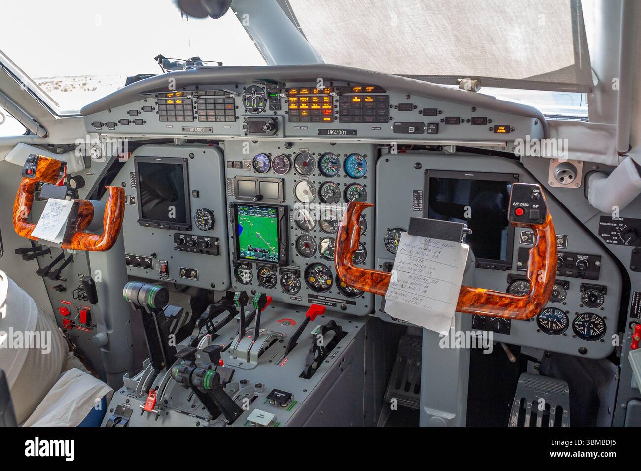 Detaillierte Ansicht im Cockpit der Usbekistan Airways Let L-410 Flugzeuge mit den komplexen Instrumenten und Bedienelementen Stockfoto
