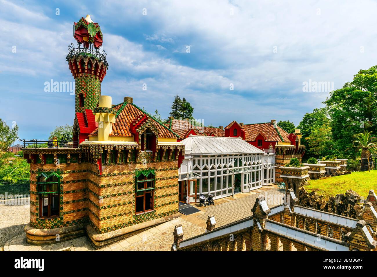 Blick auf die Villa El Capricho in Comillas oder Gaudí Sonnenblumenvilla in Kantabrien, Spanien. Entworfen vom Architekten Antoni Gaudí. Es wurde als Sommerresidenz gebaut Stockfoto