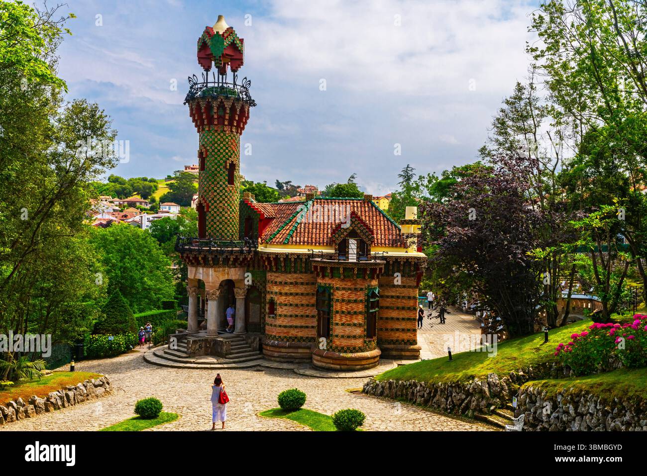 Blick auf die Villa El Capricho in Comillas oder Gaudí Sonnenblumenvilla in Kantabrien, Spanien. Entworfen vom Architekten Antoni Gaudí. Es wurde als Sommerresidenz gebaut Stockfoto