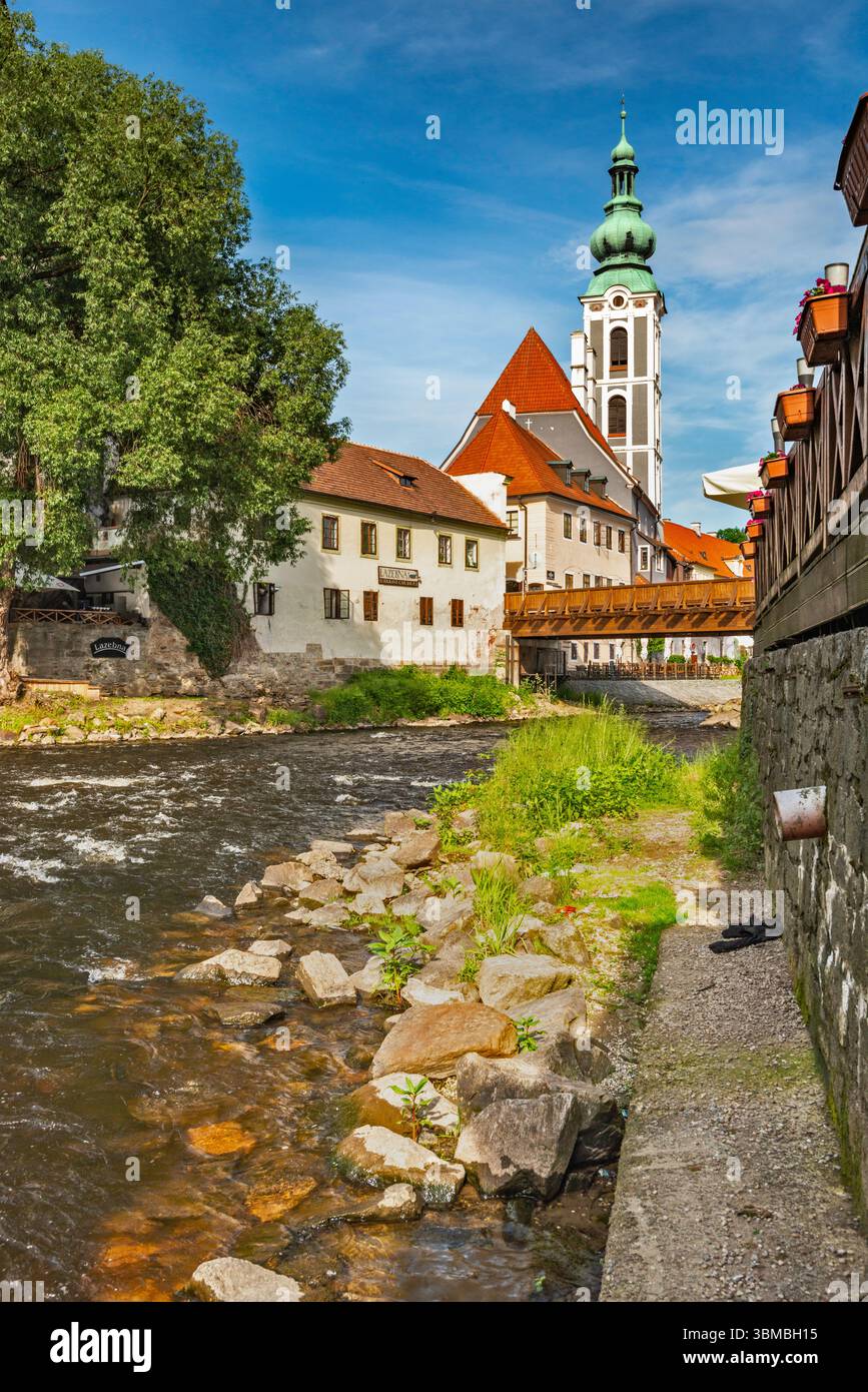 Ehemalige Kirche St. Judoc (Saint Jošt), Lazebnický Most (Brücke) über die Moldau unter der Burg, Český Krumlov, Böhmen, Tschechien Stockfoto