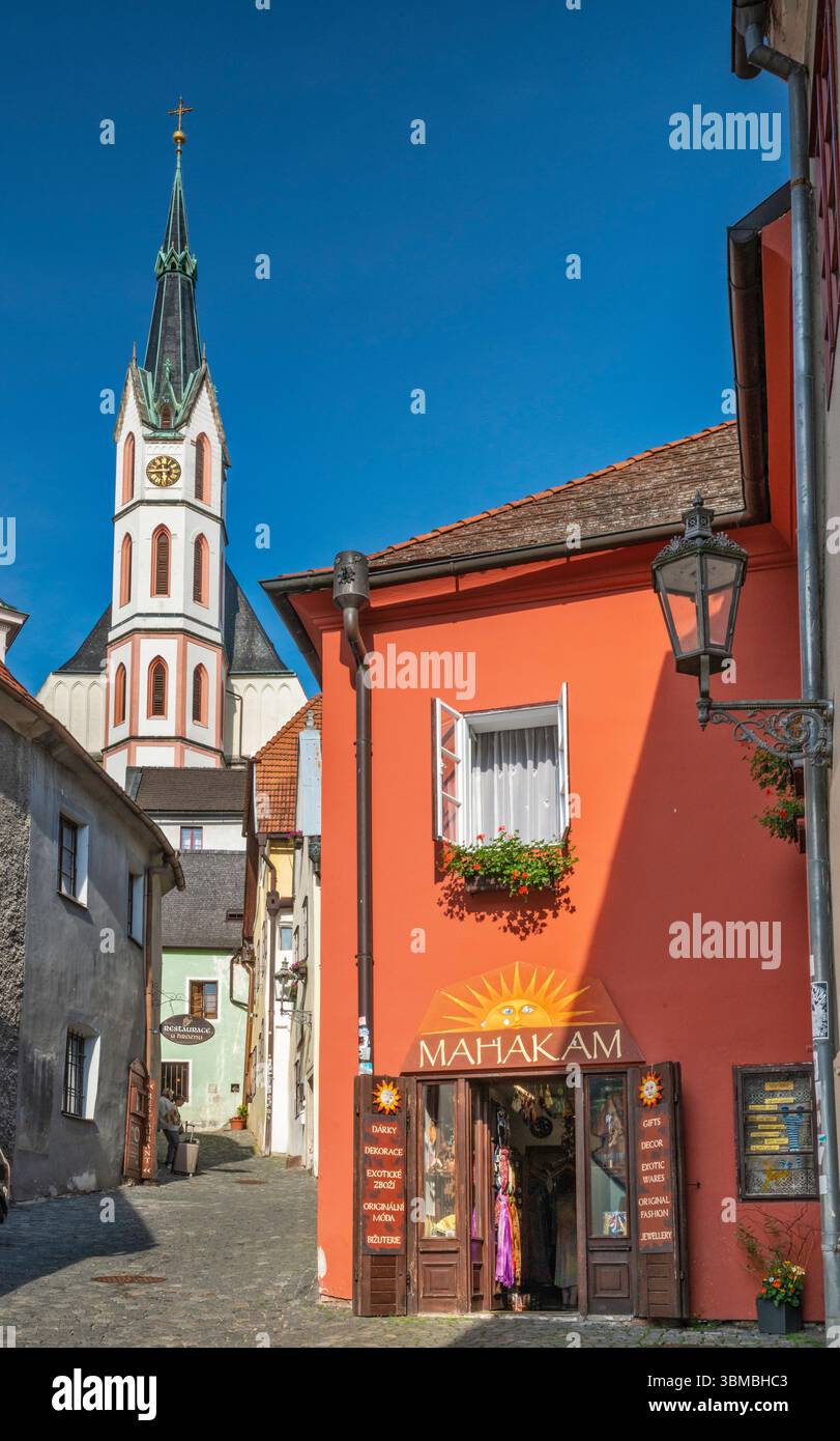 Turm der Veitskirche, Gasse Kostelni, Innere Stadt von Český Krumlov, Südböhmische Region, Böhmen, Tschechische Republik Stockfoto