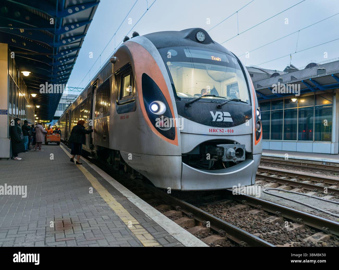 Kiew, Ukraine - 6. April 2025: Der Intercity-Personenzug der ukrainischen Eisenbahnen steht am Bahnsteig Stockfoto