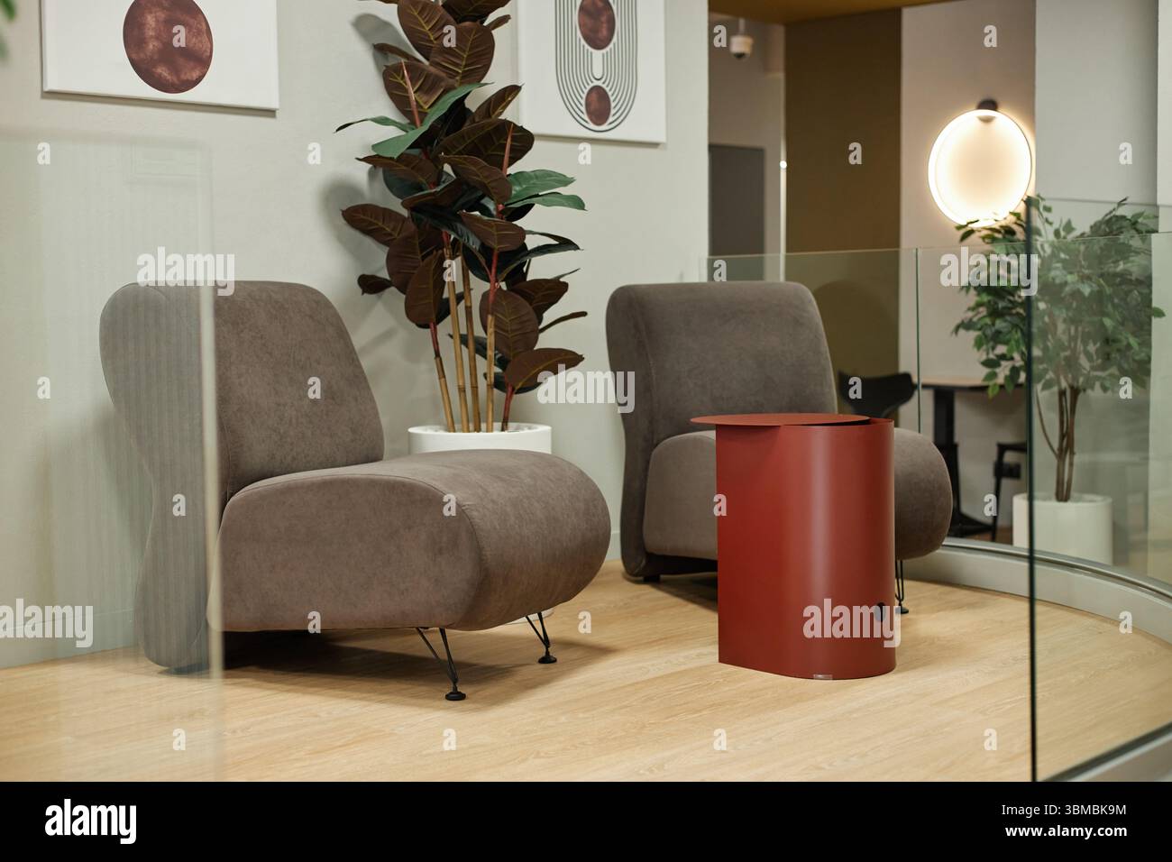 Moderner Wartebereich mit modernen Sesseln und Pflanzen im Innenbereich Stockfoto
