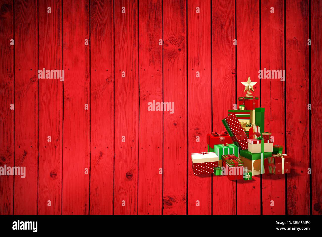 Weihnachtsbaumform auf rotem Holz Stockfoto