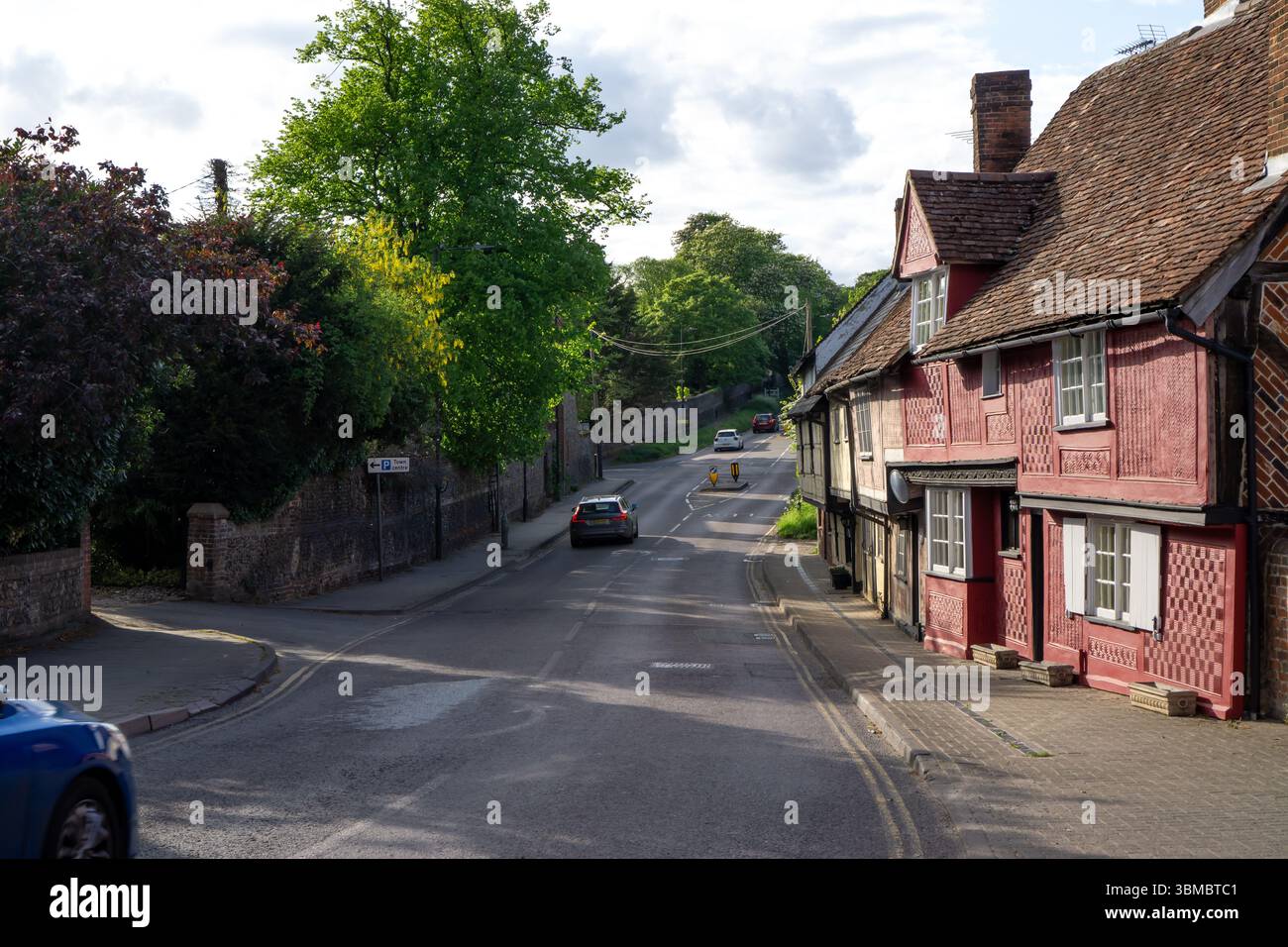 Die High Street führt aus Saffron Walden, Essex, und zeigt traditionelle britische Architektur und Straße Stockfoto